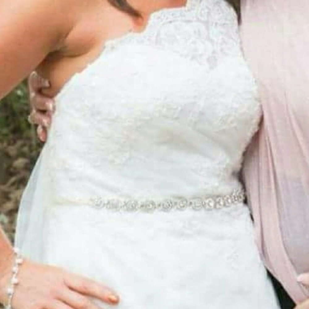 Wedding gown - Picture 1 of 2